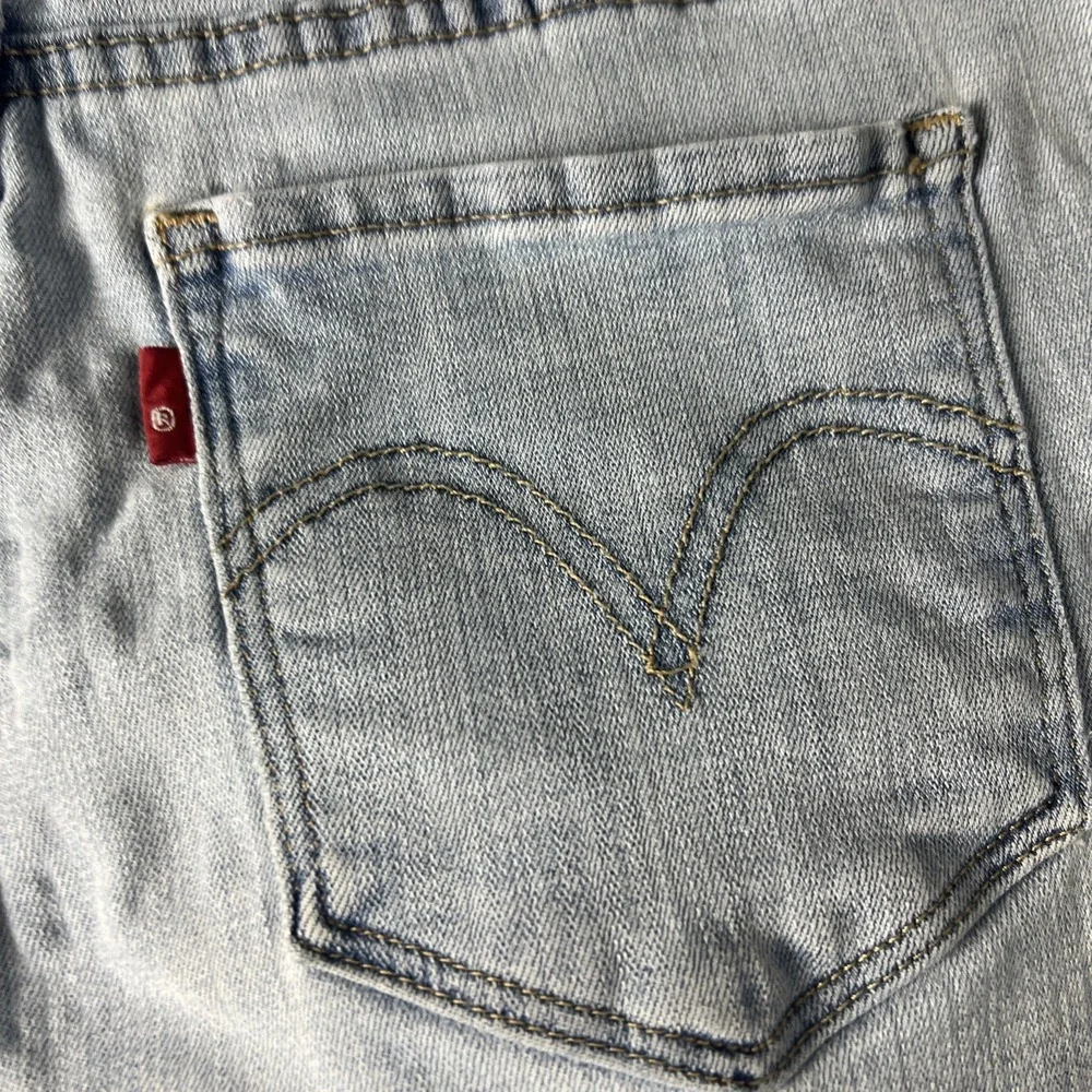 Levi's Womens Classic Shorts Size W28 Mid Rise Denim Red Tag Light Blue‎ D22